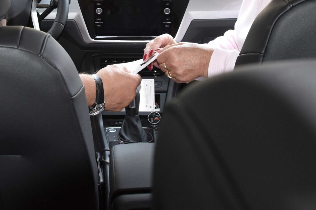 Nahaufnahme: Übergabe der Verordnung zur Krankenbeförderung im Taxi