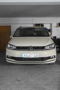 Weißer Volkswagen Touran von City-Taxi, Frontalansicht