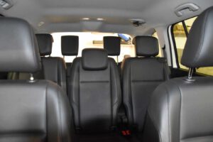 Innenraum des City-Taxi Volkswagen Touran mit Blick auf die Sitzreihen