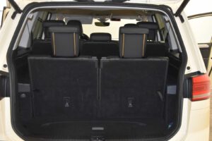 Kofferraum des City-Taxi Volkswagen Touran mit umgeklappter Rückbank