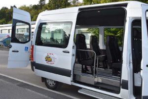 Mercedes-Benz Sprinter von City-Taxi mit geöffneter Schiebetür für die Personenbeförderung