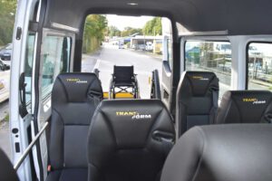 Einstiegsbereich des City-Taxi Mercedes-Benz Sprinter mit rutschfester Trittstufe und klappbaren Sitzen