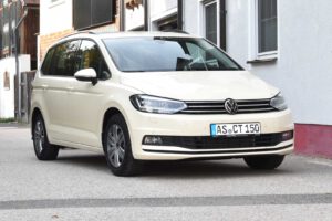 Weißer Volkswagen Touran von City-Taxi, Ansicht schräg von vorne