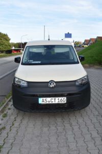Weißer Volkswagen Caddy von City-Taxi, Frontalansicht