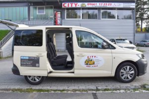Volkswagen Caddy von City-Taxi mit geöffneter Schiebetür