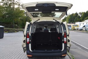 Geöffnete Heckklappe des City-Taxi Volkswagen Caddy mit ebener Ladefläche