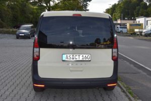 Weißer Volkswagen Caddy von City-Taxi, Heckansicht