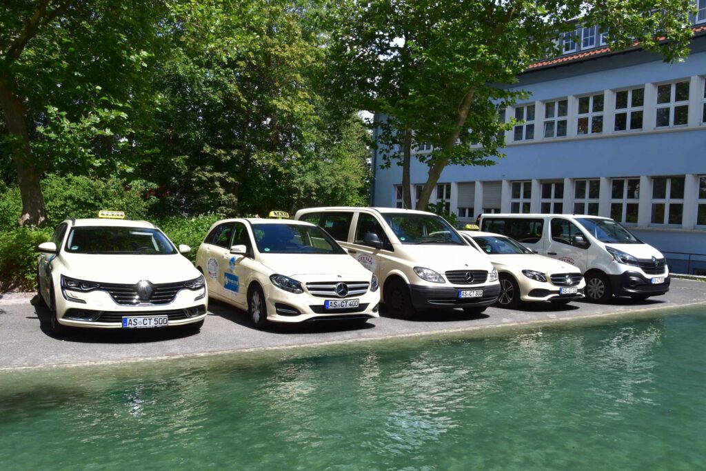 Fünf Fahrzeuge der City-Taxi Flotte nebeneinander geparkt am Flussufer in Sulzbach-Rosenberg