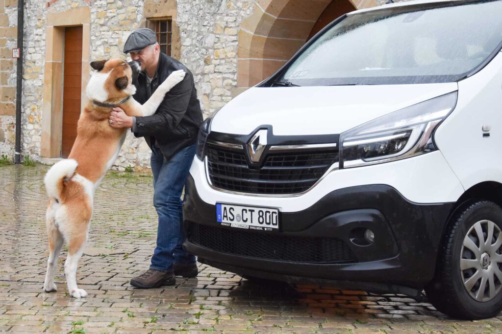Sebastian Gabriel Majewski von City-Taxi beim Spielen mit einem Hund